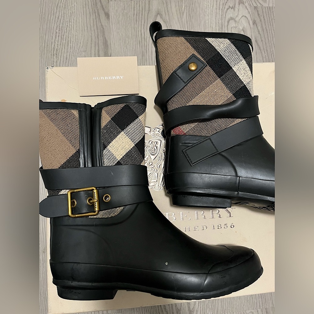 Burberry Holloway Rain Boots!